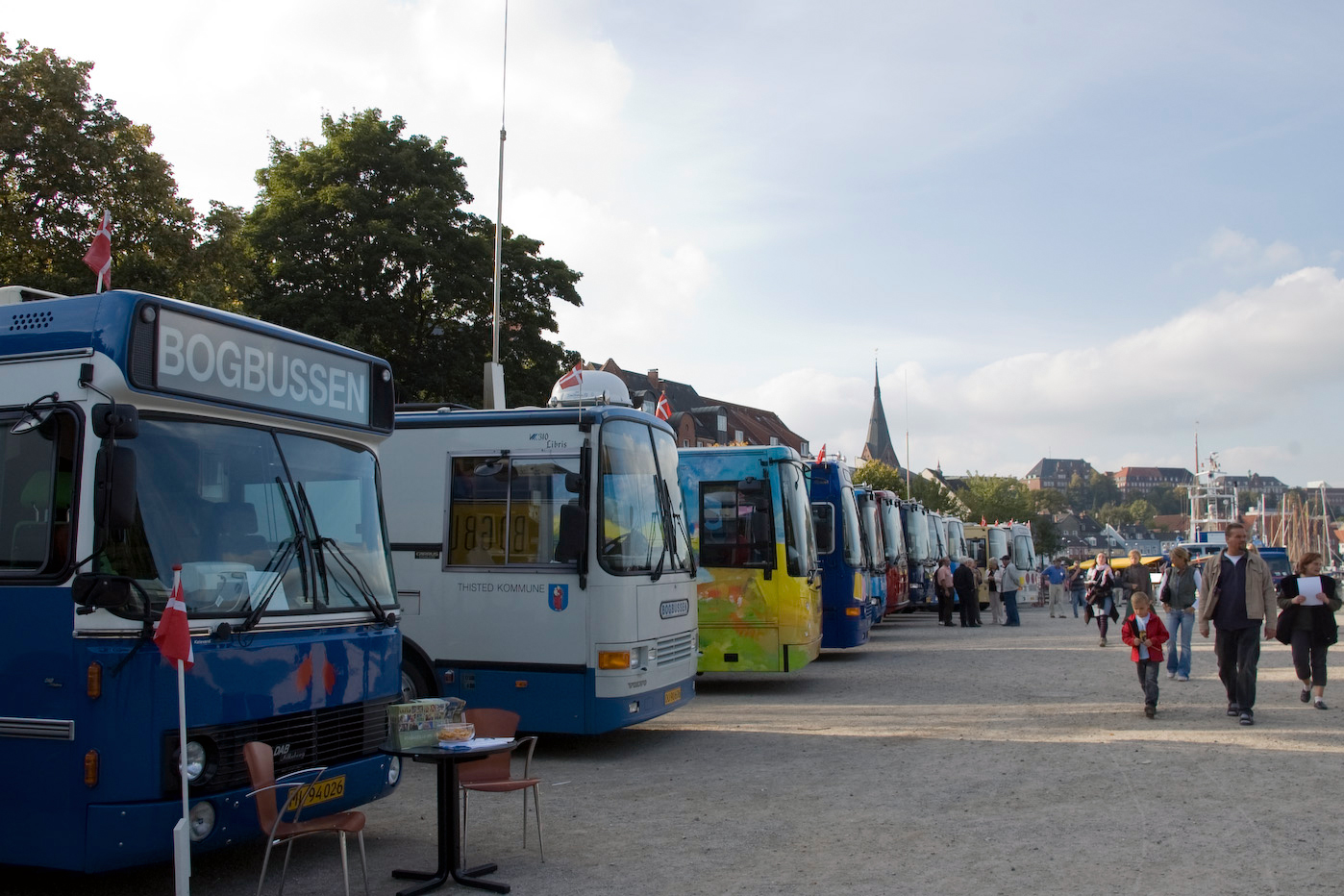 Fahrbibliotheken von nah und fern auf dem letzten großen deutsch-dänischen Bücherbustreffen in Flensburg. Foto: Dansk Centralbibliotek